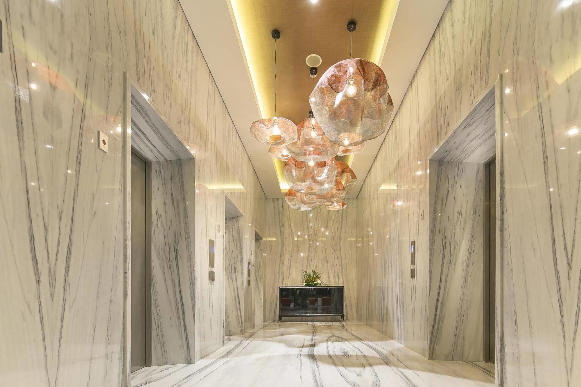 HARRIS Vertu Hotel Harmoni Jakarta Exterior foto